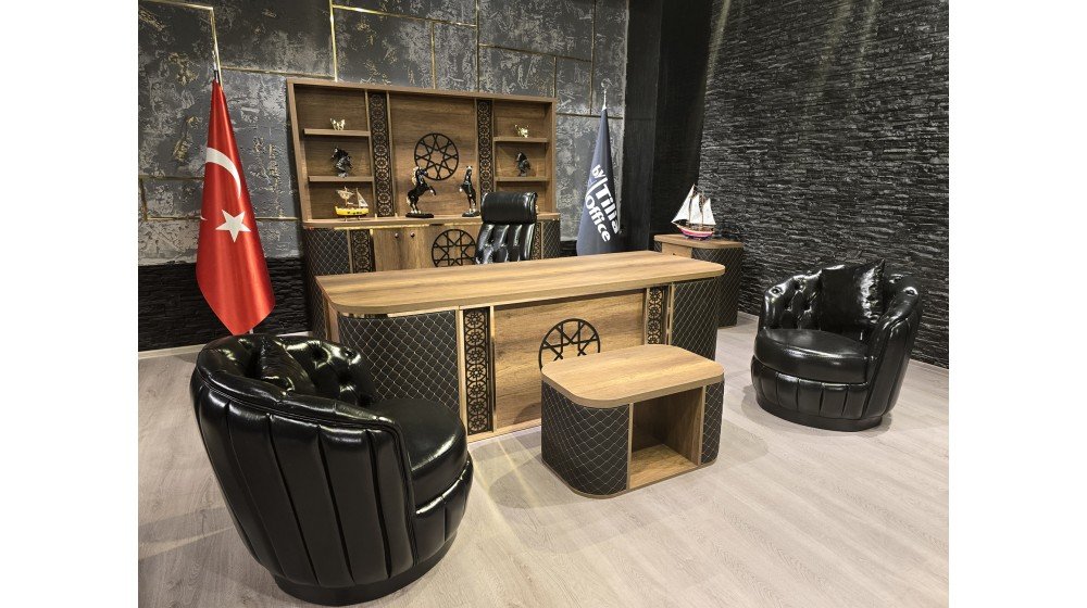 Kale lüks yönetici masa takımı, baklava desenli siyah panelleri, parlak altın rengi lazer kesim metal motifleri ve ceviz rengi tablası ile ofis ortamında C serisi Chester koltuklar ile sergileniyor.